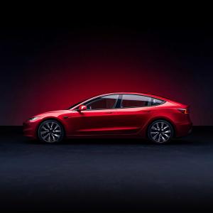 Tesla Model electric car 3 automatic parking accelerates to zero in 6.1 seconds.