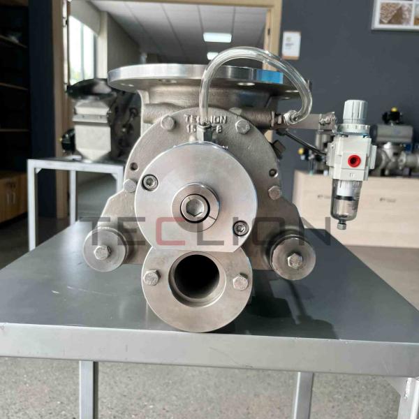 Cleaning type rotary valve suitable for the plastic industry