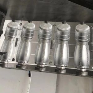 Small Pet Bottle Blowing Machine with Measurement of 1970x610x1650 mm