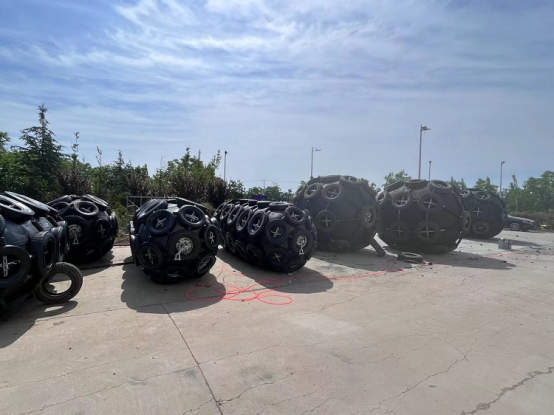 STS Yokohama Type Pneumatic Rubber Ship Bumper Fender With Chain And Tire Net