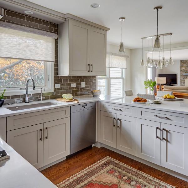 U Shaped White Shaker Lacquer Kitchen Cabinet With Corner Pantry Wall Mounted