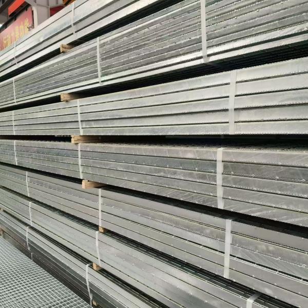 Torque resistance, high hardness and uniform force of anti-corrosion steel grid