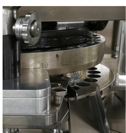 80KN Pharmaceutical Chemical Rotary Tablet Press Machine With Touch Screen