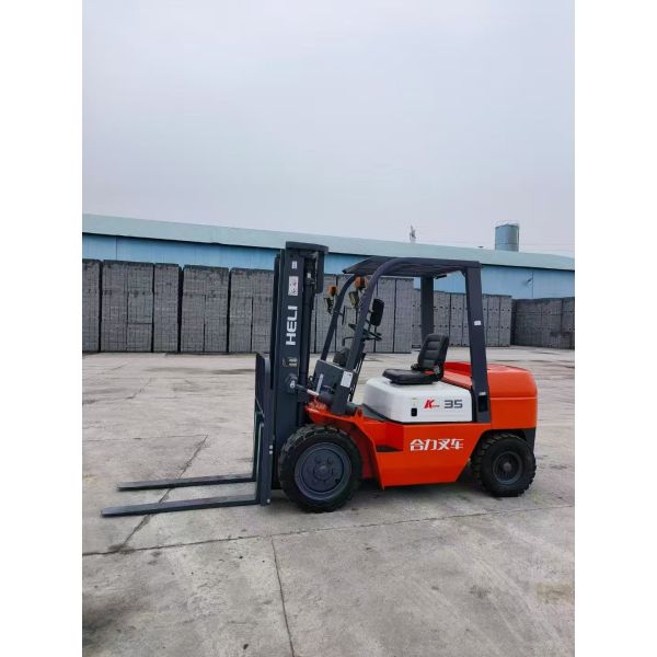 Used HELI K35 3.5-Ton Diesel Forklift in Red Three-stage Mast with Center Cylinder for Rigorous Logistics and Construction Sites