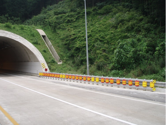 Roadway Traffic Rolling Type Safety Crash Barrier Eva Highway Safety Roller Guardrail