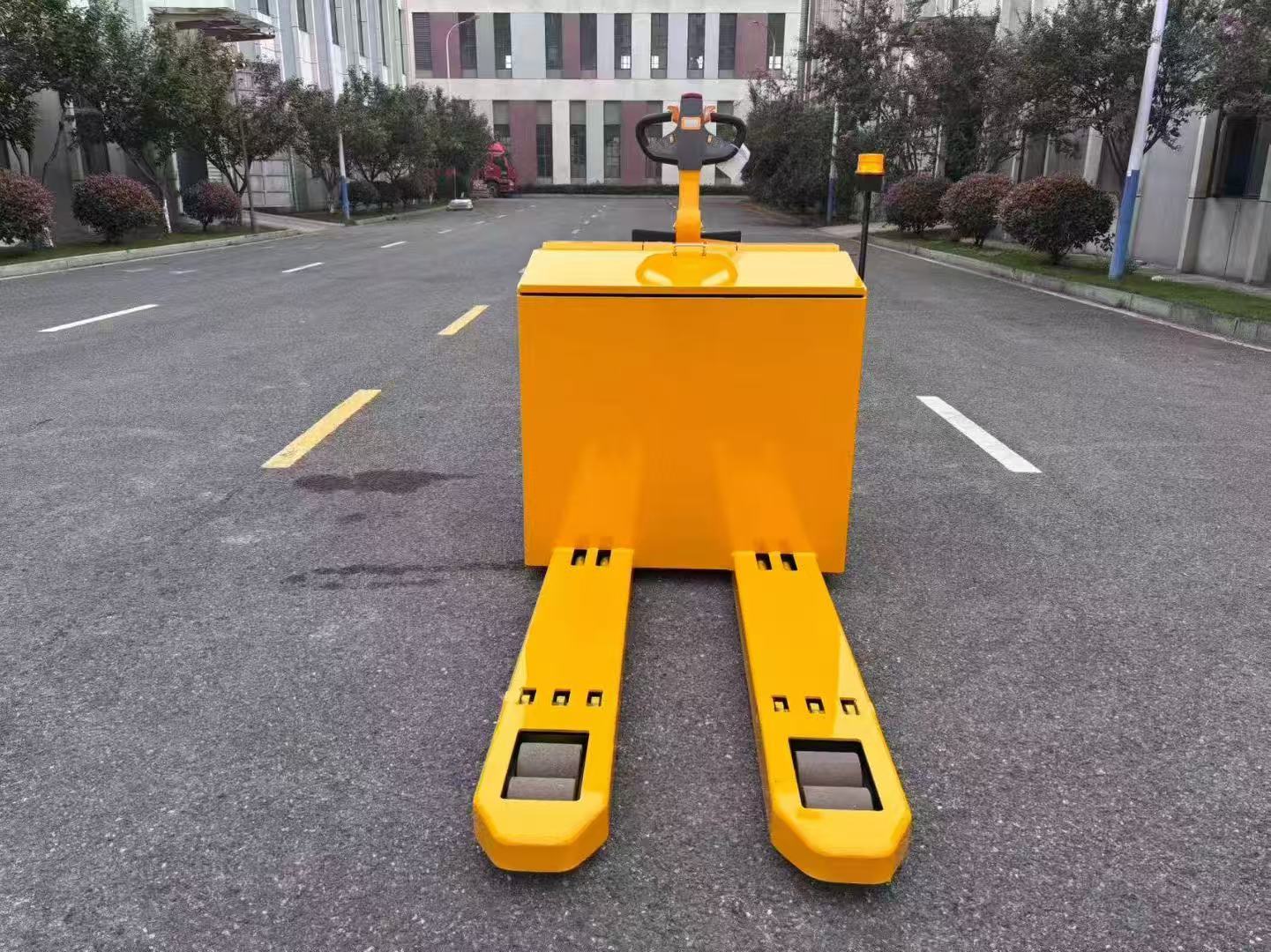 Quality Electric Pallet Truck, with 8000 kg ​Load Capacity &amp; 900 mm Fork Outer Width for sale
