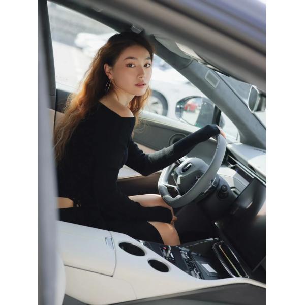 Lotus Eletre R 15.1" LCD Meter Adult Electric Vehicle with 15 Speakers 11 Exterior Cameras and AR-HUD Charging Pile