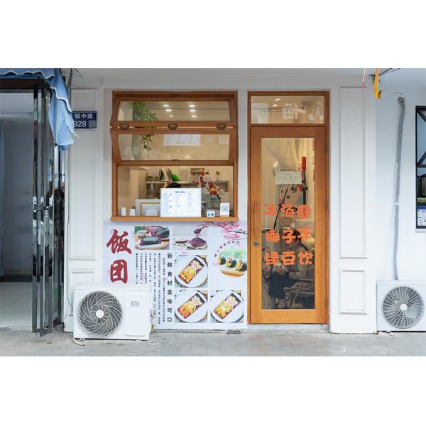 Water-Reflective Folding Window Design Amplifying Natural Light Through Strategic Shoreline Positioning