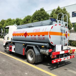 4x2 HOWO Oil Tanker Truck With Maximum Torque ≤500Nm Fuel Tank Capacity ≤100L