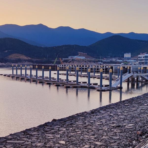 Customized Aluminum Alloy Floating Finger Dock Walkway Long Lasting Marina