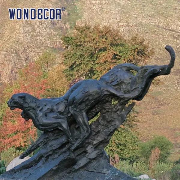 Outdoor metal wildlife decoration, life-size bronze leopard sculpture