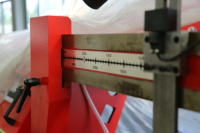 Red Black Metal Cutting Band Saw Customized Horizontal Metal Cutting Band Saw