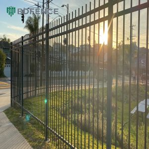 Front Yard Tubular Steel Fence Curb Enhancer