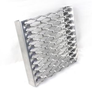 China Sample Anti Skid Punching Plate Mesh Aluminum Perforated Metal Walkway on sale