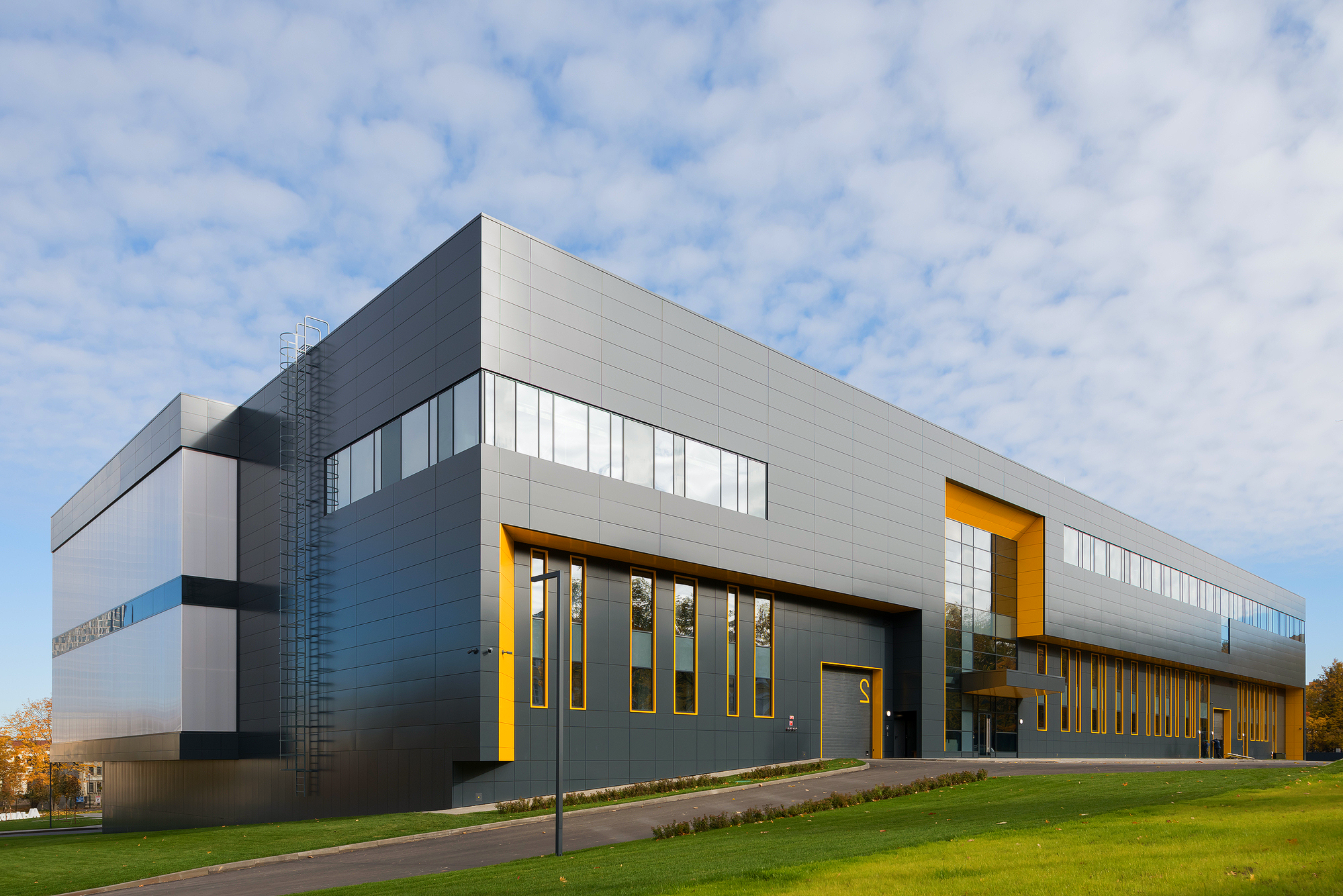 Long Fatigue Life Steel Structure Warehouse Made of Q355B Material and Support Installation