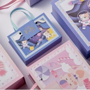 Magnetic Cardboard Gift Packaging Boxes Rectangle Custom Logo With Handle