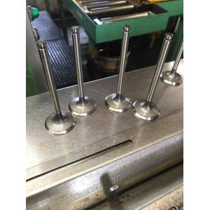 Durable Tractor Engine Parts Exhaust Valve For Kubota V1502-B Inlet Size 33 * 8