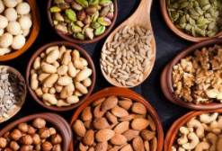 400kg/H Capacity Vibrating Screen Machine Nut Sheller 2.2kw Power ISO Certificat