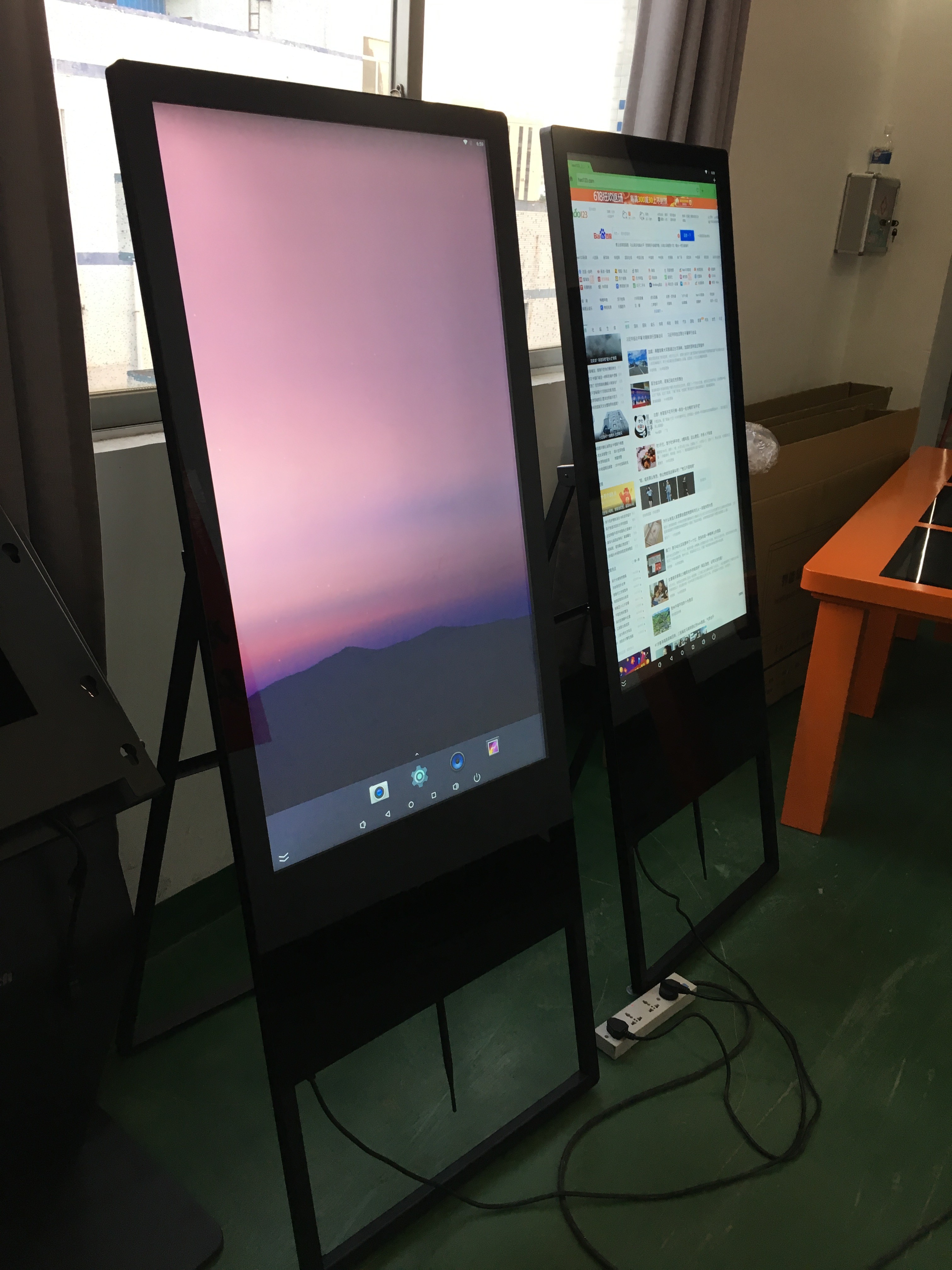 Portable Digital Signage Kiosk , Foldable Digital Lcd Poster Display 43 Inch 50