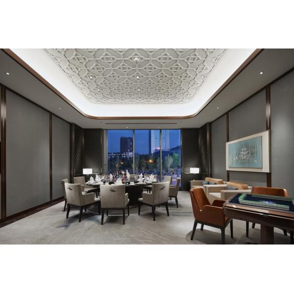 Hilton Hotel Group Design Simpler Layout Natural / Engineered Oak Wood Veneer Comfortable Living Atmosphere