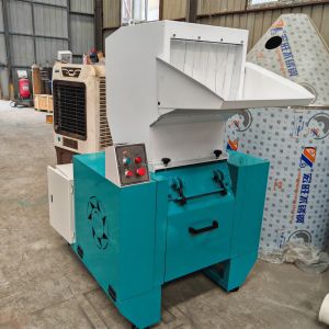 Vertical Structure PVC Crusher Pulverizer with Single-screw Screw Design