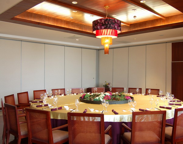 Interior Suspended Restroom Partition Walls Bare Finish For Sports / Leisure Facilities