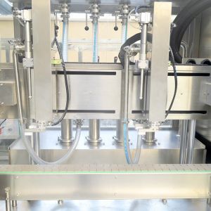 Lubricant Oil and Liquid Shampoo Filling Machine with Double Heads Tracking Type