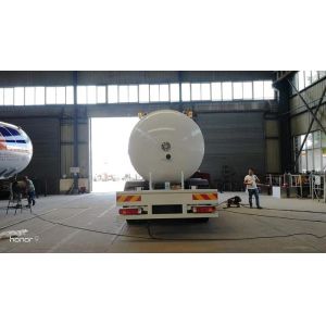 HOWO 6*4 20cbm / 10ton Bobtail Propane Truck Horizontal Cylinder Shape Tank