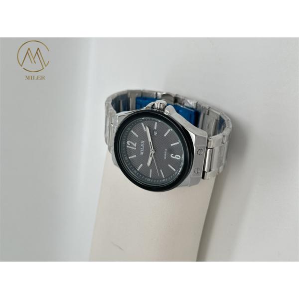 Luxury Waterproof Quartz Movement Watch Date Showing Stainless Steel Strap Wristwatch