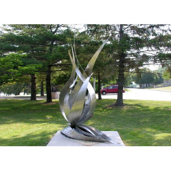 Beautiful Tulip Flower Stainless Steel Sculpture In Water , Matt Finish