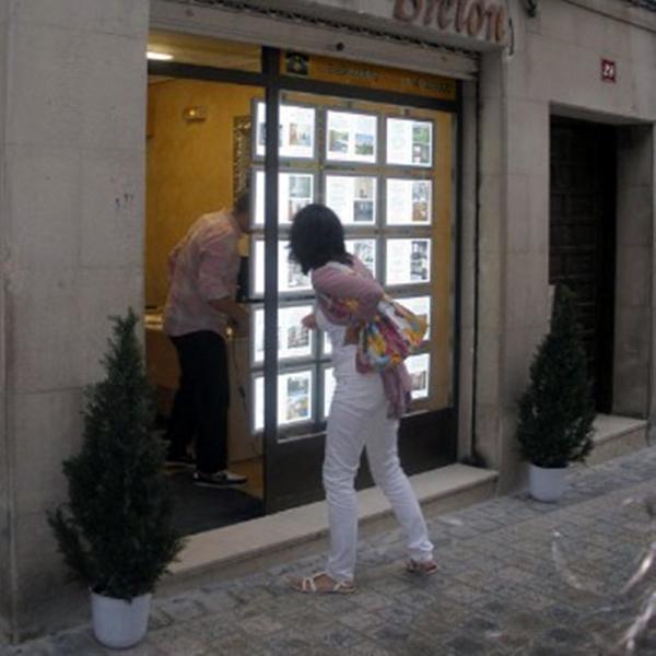 Two Sided Wall Mounted LED Light Window Displays For Estate Agents