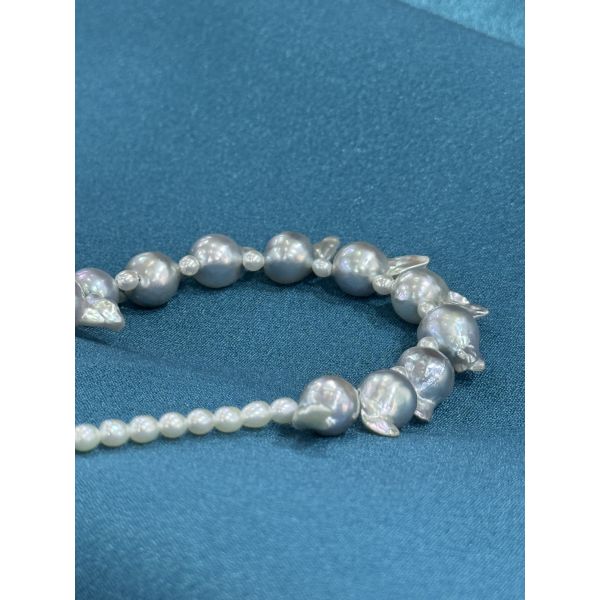 Heart shaped pendant necklace with a pendant size of 9 mm 10 mm and 41 cm chain length designed to add sophistication and charm