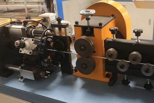 Automatic pipe straightening and cutting machine for copper steel