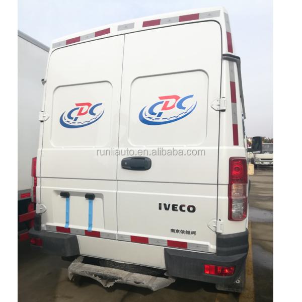 Diesel Fuel 4X2 Refrigerated Box Truck Freezer Van Truck For Meat And Fish In Dubai