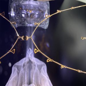 Feminine 18kt Yellow Gold Pendant Necklace