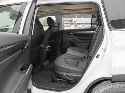 Front Suspension Macpherson Equipped 2022 GAC Toyota Veranda SUV for Design Arrival