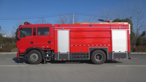 SINOTRUK 8000 Liter Water Tank Fire Truck 6 Seats Rear Drive Diesel 4×2 Manual Transmission