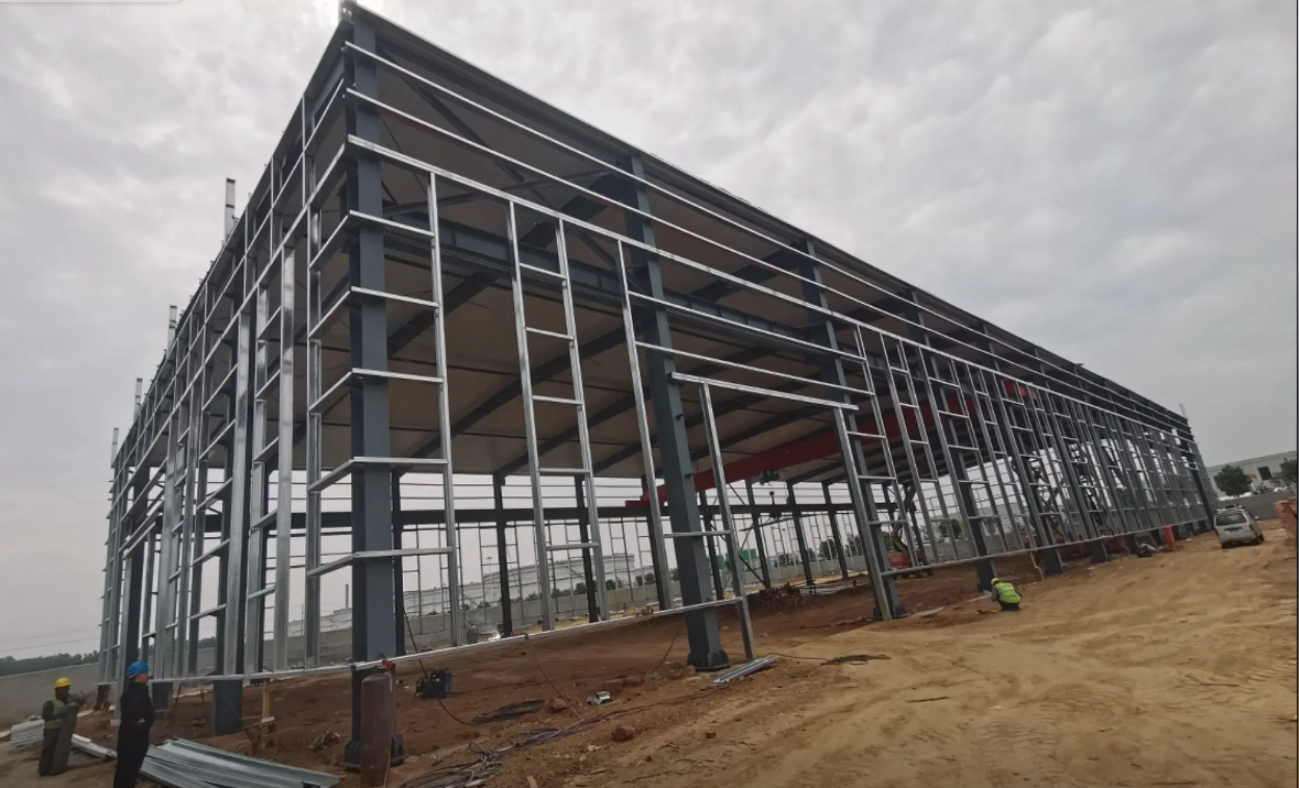 High-intensity corrosion-resistant high-space-utilization steel structure warehouse building
