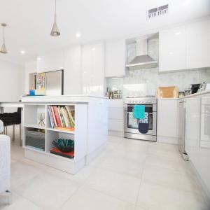 Moisture proof Open Handless Lacquer Kitchen Cabinet For Apartment