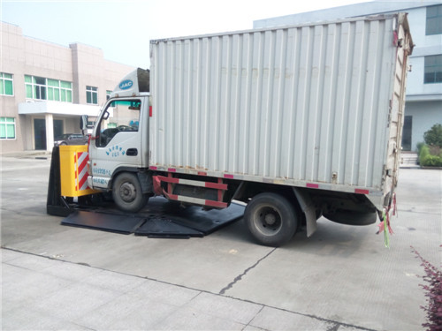 Buy Honeycomb Aluminum Road Traffic Barrier Interceptor 1800KG Heavy Duty at wholesale prices