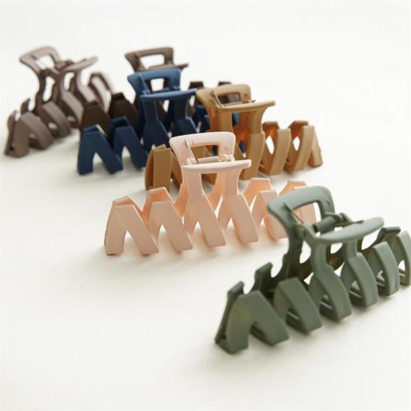 Large resin M spiral hair grip clip Korean temperament hairpin hair accessories shark clip headwear spot wholesale