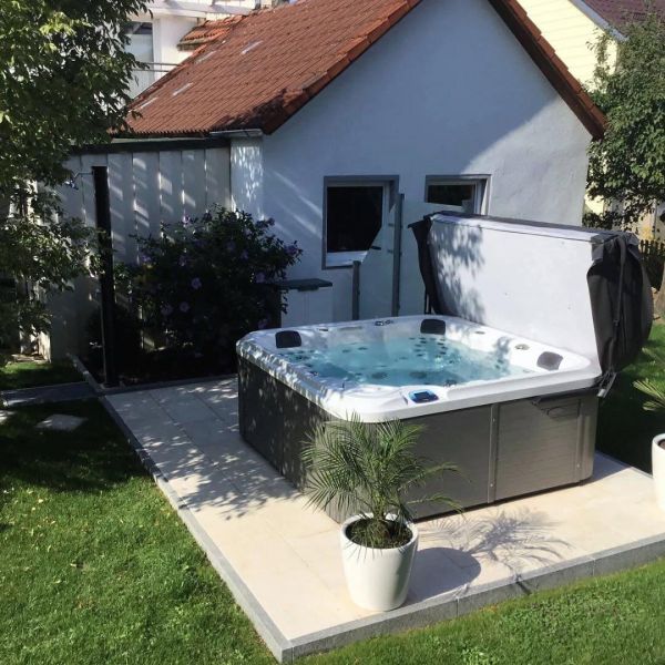 Round Shape Hot Tub Spa with 22 Massage and Air Bubble Jets and 3 KW Heater for 6 Persons