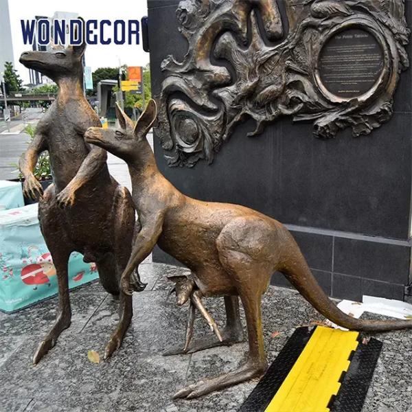 Metal Casting Life Size Kangaroo Statue Zoological Decoration