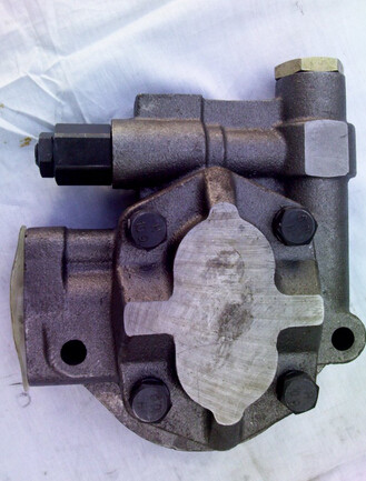 Buy Komatsu Hydraulic Gear Pump PC220-3 hydraulic gear pump 704-24-28200 at wholesale prices