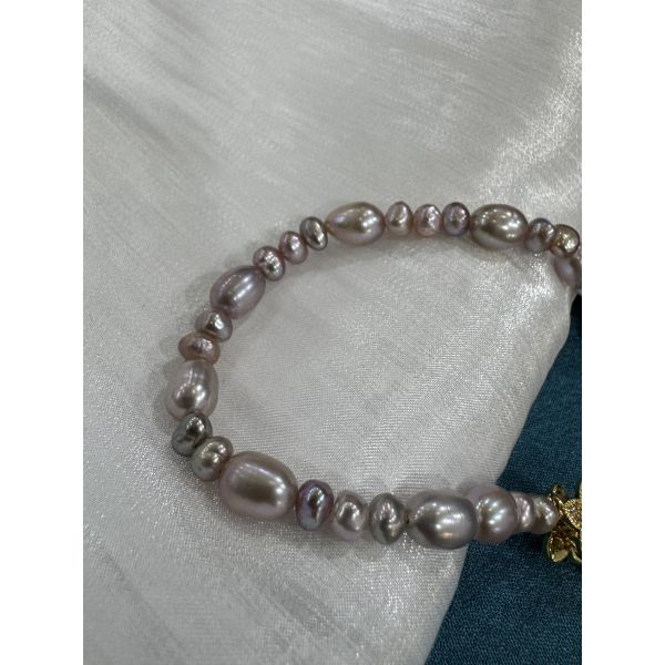 Trendy necklace offering unique style for fashion outlets and jewelry sellers targeting diverse customer preferences