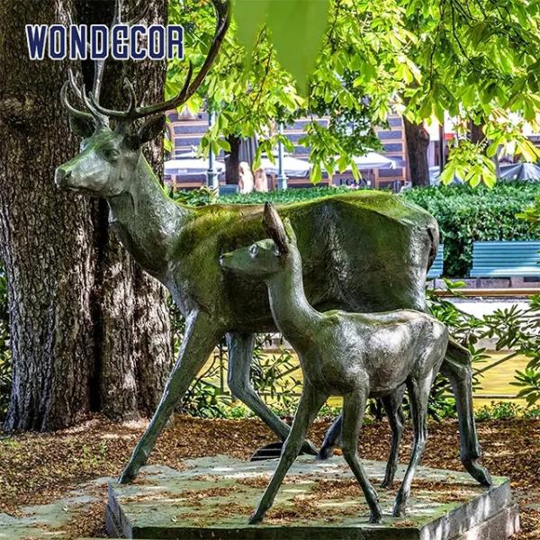 Life Size 155cm Custom Bronze Sculpture Mother And Baby Reindeer