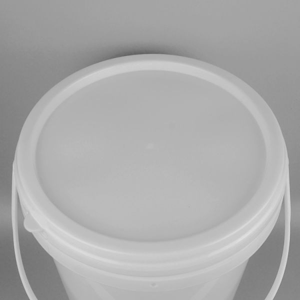 White 4 Gallon Polypropylene Plastic Paint Bucket With Lid
