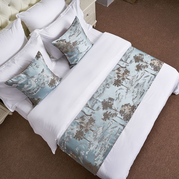 Comfortable Cushion Hotel Bed Runner For 5 Star Hotel Geometric National