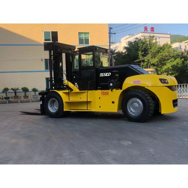 Buy 25 Ton 28 Ton Forklift Truck For Lifting Heavy Equipments And Heavy Containers at wholesale prices