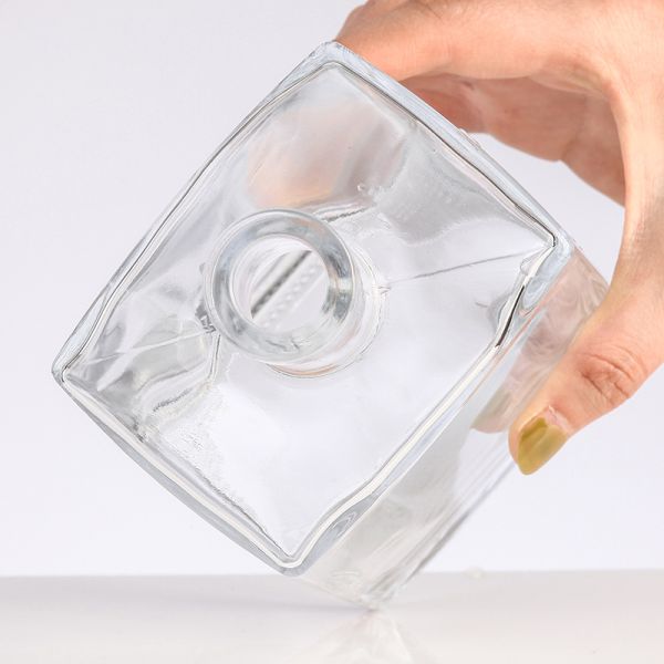 OEM/ODM Welcome Flint Glass Lid Finish 750ml Vodka 500ML Glass Bottle for Industrial